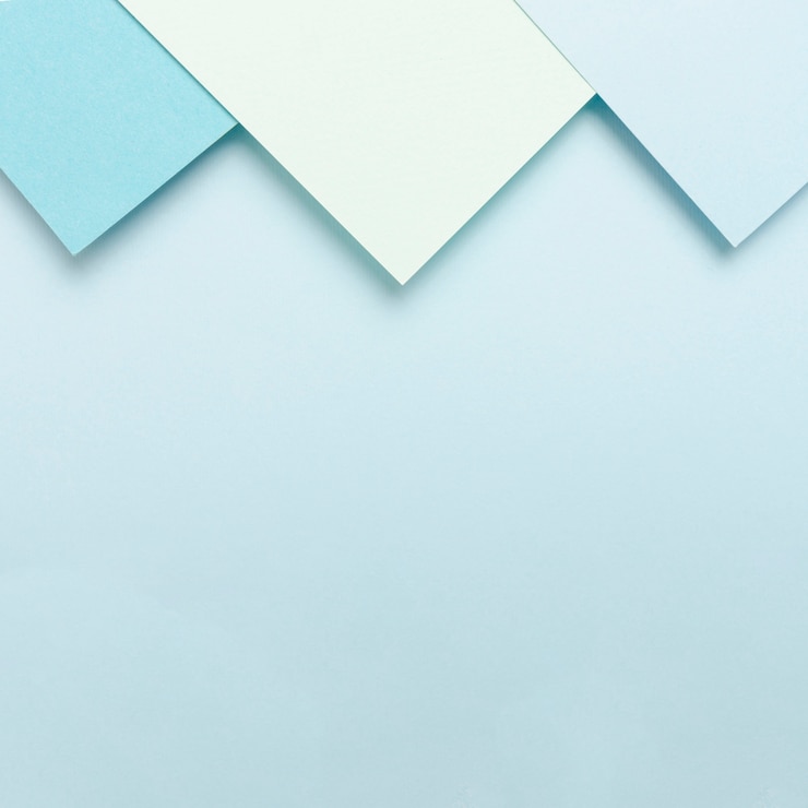 Foto gratuito conjunto de hojas de papel en tonos azules con espacio de copia