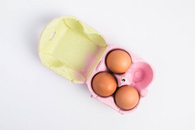 Conjunto de huevos de gallina de Pascua en contenedor