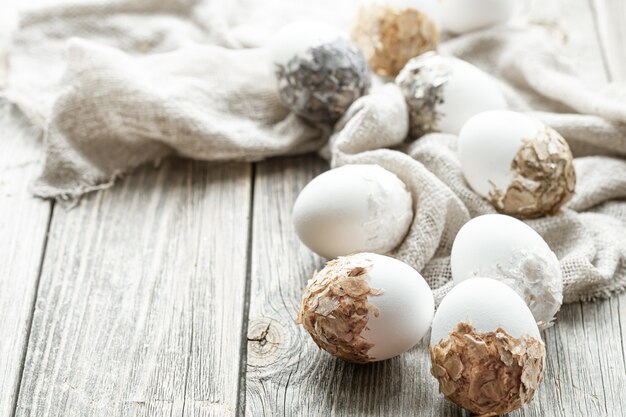 Un conjunto de huevos de Pascua bellamente decorados. Concepto de vacaciones de semana Santa.