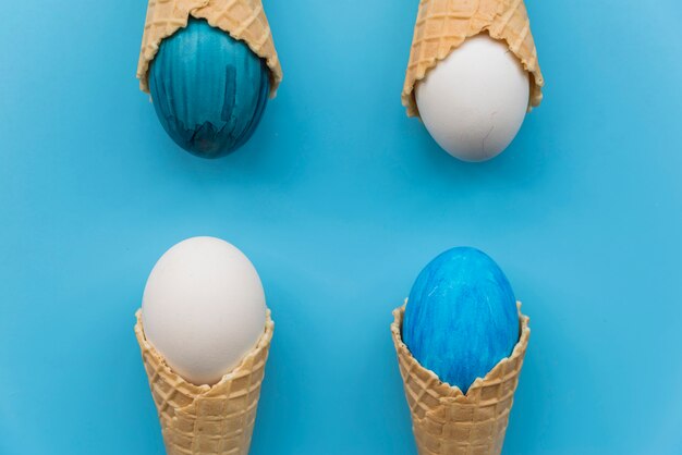 Conjunto de huevos de Pascua brillantes en conos de galleta