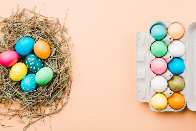 Conjunto de huevos de Pascua brillantes en nido y contenedor