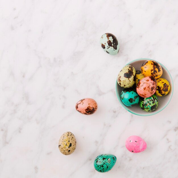 Conjunto de huevos de Pascua coloridos codornices en un tazón