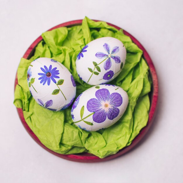 Conjunto de huevos de Pascua decorados en bandeja.