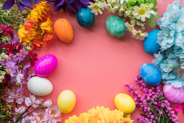 Conjunto de huevos de pascua y diferentes flores frescas.