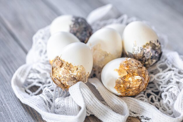 Conjunto de huevos de Pascua festivos sobre un fondo de madera borroso