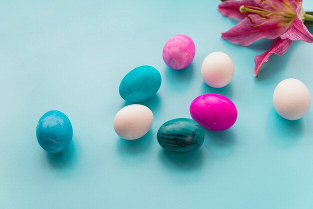 Conjunto de huevos de pascua y flor fresca.