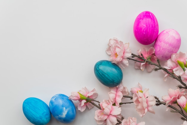 Conjunto de huevos de Pascua y ramitas de flores frescas.