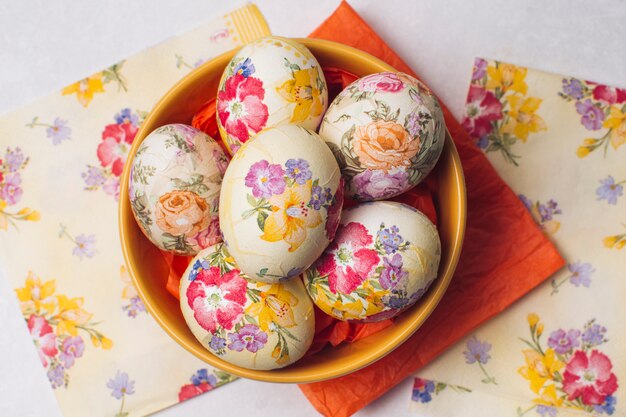 Conjunto de huevos de Pascua en un tazón cerca de servilletas