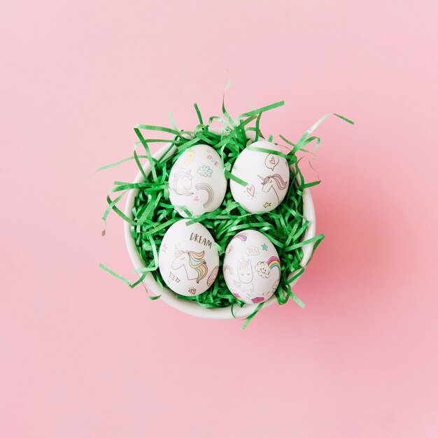 Conjunto de huevos de Pascua en un tazón