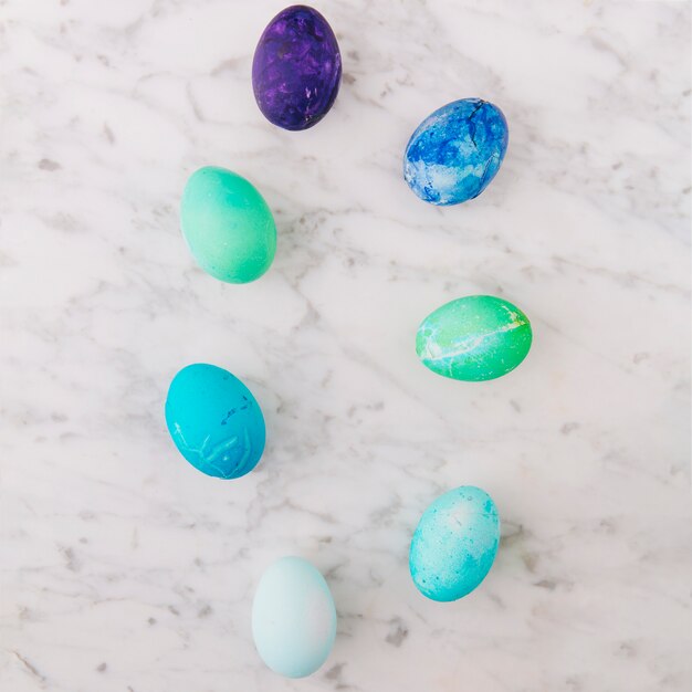 Conjunto de increíbles huevos de Pascua coloridos