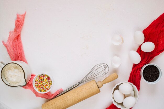 Conjunto de ingredientes y menaje de cocina.