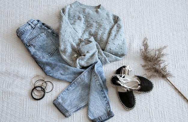 Foto gratuita conjunto con jeans de moda para mujer y un suéter.