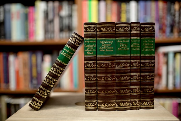 Conjunto de libros interesantes en la biblioteca