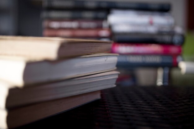 Conjunto de libros sobre la mesa de plástico