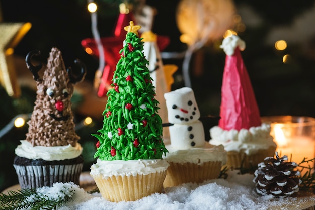 Foto gratuita conjunto de lindos cupcakes de navidad