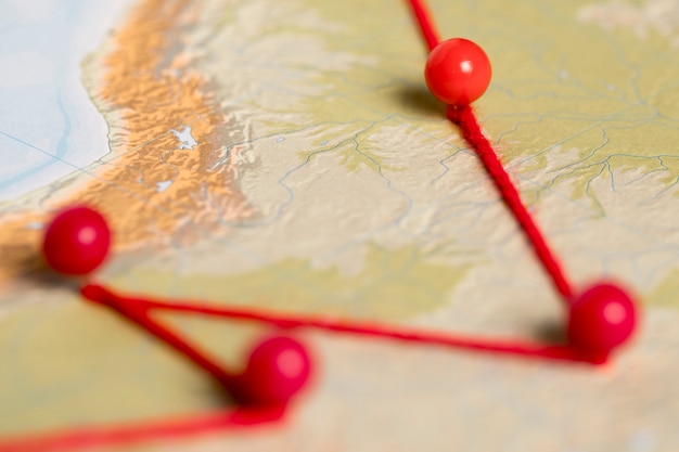 Conjunto de papelería alfileres rojos e hilo