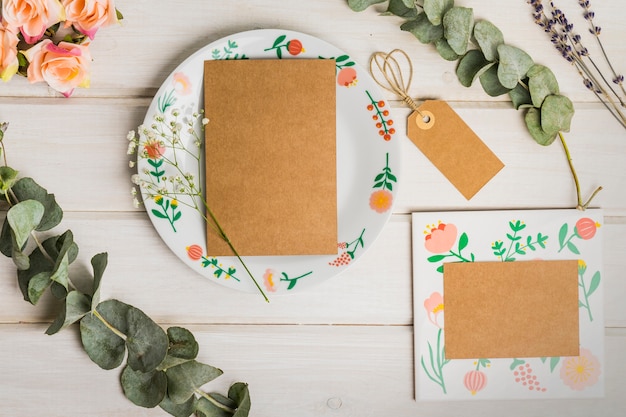 Conjunto de papelería en blanco con cartón en plato