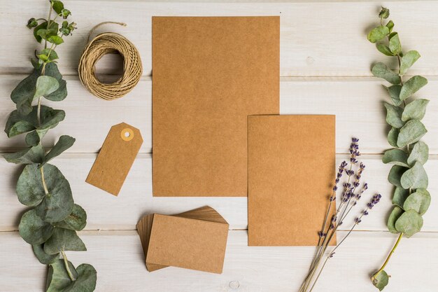 Conjunto de papelería en blanco de cartón