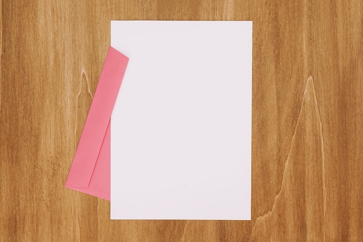 Foto gratuito conjunto de papelería con papel y sobre