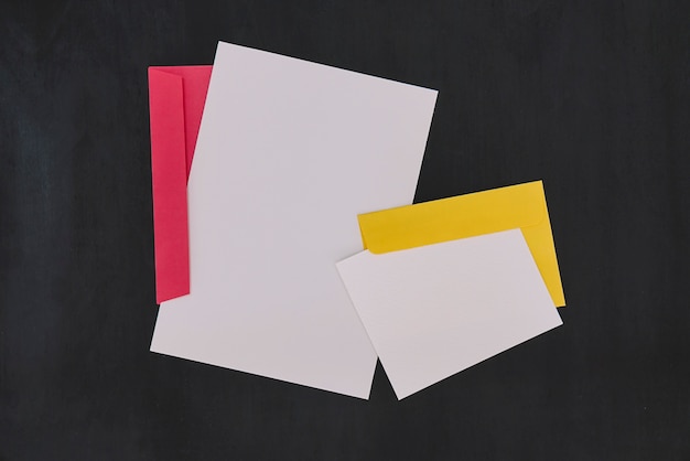 Conjunto de papelería con sobres rojos y amarillos