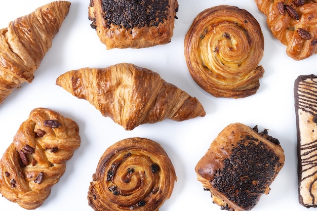 Foto gratuita conjunto de pasteles de panadería aislados sobre un fondo blanco