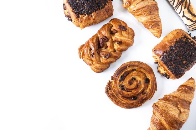 Conjunto de pasteles de panadería aislados sobre un fondo blanco
