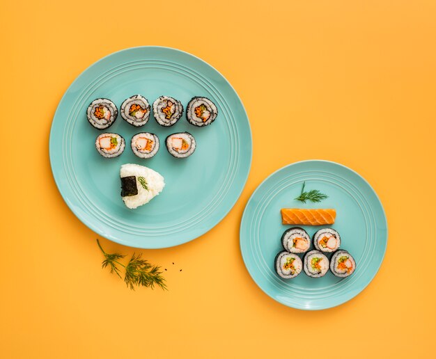 Conjunto plano de surtido de sushi