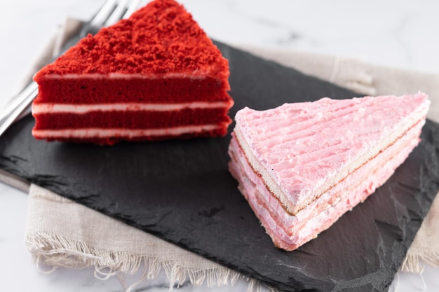 Conjunto de porciones de pastel de terciopelo y pastel de fresa en mármol