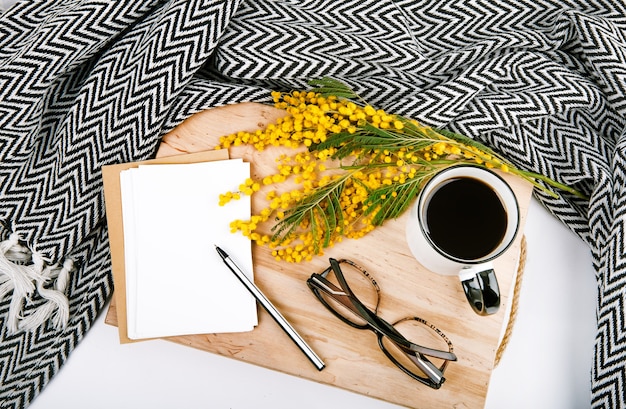 conjunto de primavera con flores amarillo taza de cuadros mimosa con café tarjetas postales gafas de pluma