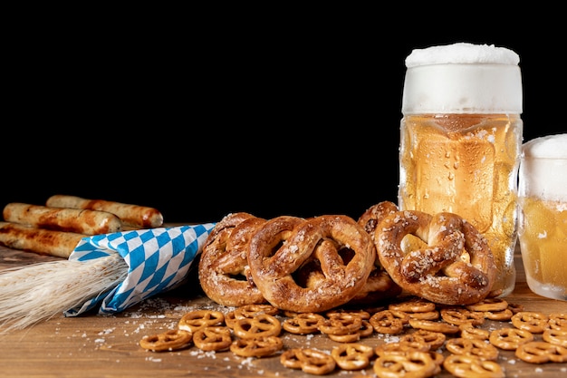 Conjunto de primer plano de aperitivos bávaros en una mesa