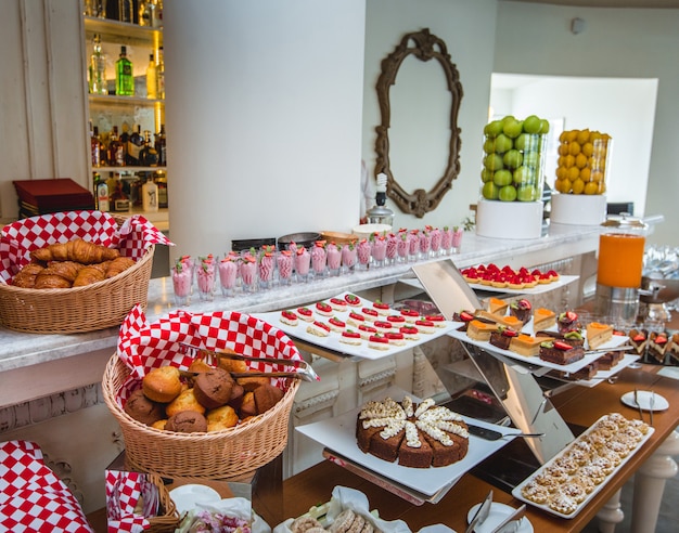 Un conjunto de productos de pastelería en el stand de buffet.