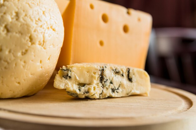 Conjunto de queso fresco en tablero de madera