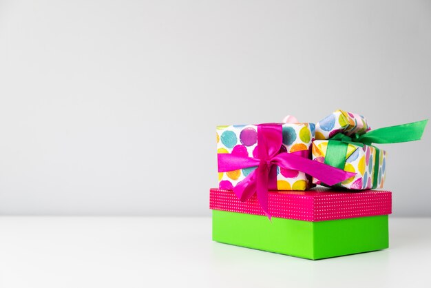 Conjunto de regalos coloridos con espacio de copia