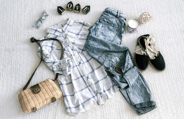 Conjunto con ropa de mujer de moda, camisa, jeans y bolso con accesorios.