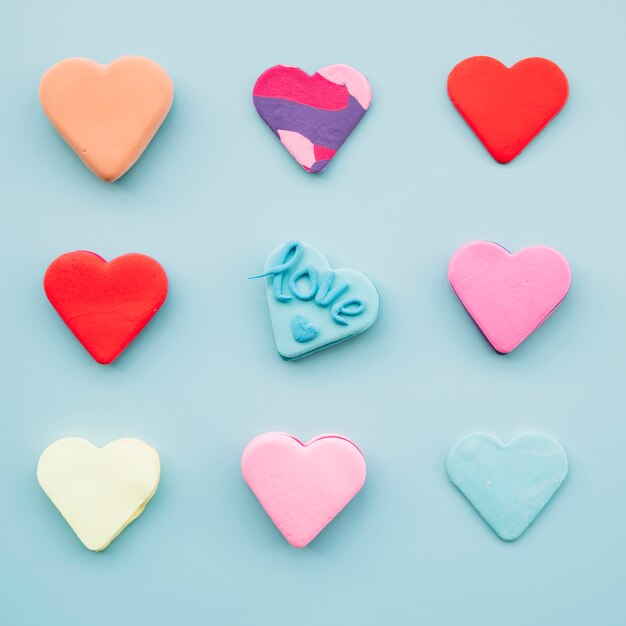 Conjunto de sabrosas galletas frescas en forma de corazones