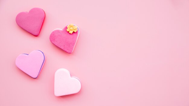 Conjunto de sabrosas galletas frescas en forma de corazones