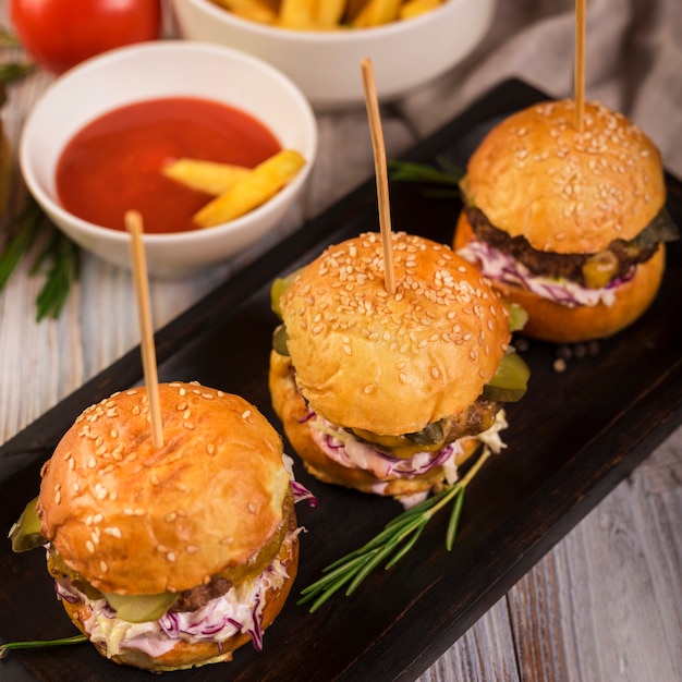 Foto gratuita conjunto de sabrosas hamburguesas de ternera listas para ser servidas