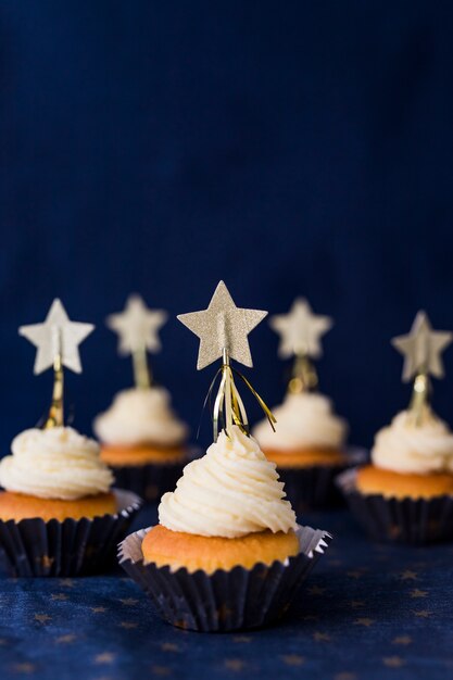 Conjunto de sabrosos pasteles con crema de mantequilla y estrellas.