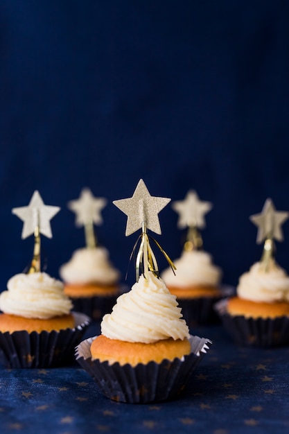 Conjunto de sabrosos pasteles con crema de mantequilla y estrellas.