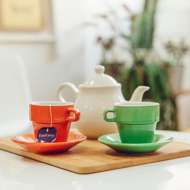 Foto gratuita conjunto de té en habitación