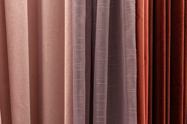 Conjunto de tejidos densos multicolores de textura uniforme, elección de materiales en diferentes colores.