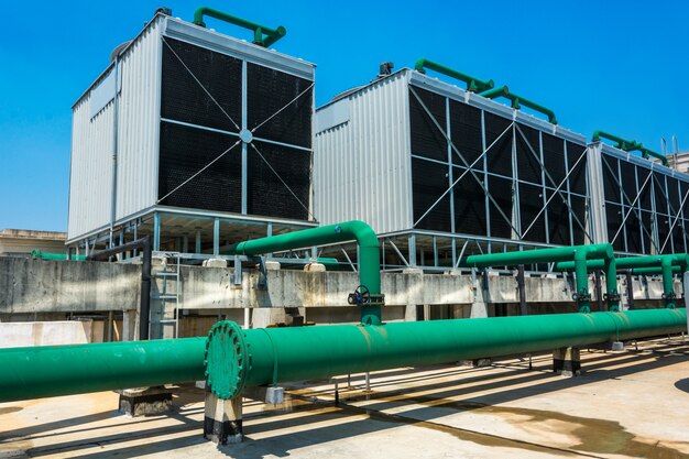 Conjunto de torres de refrigeración en el edificio del centro de datos.