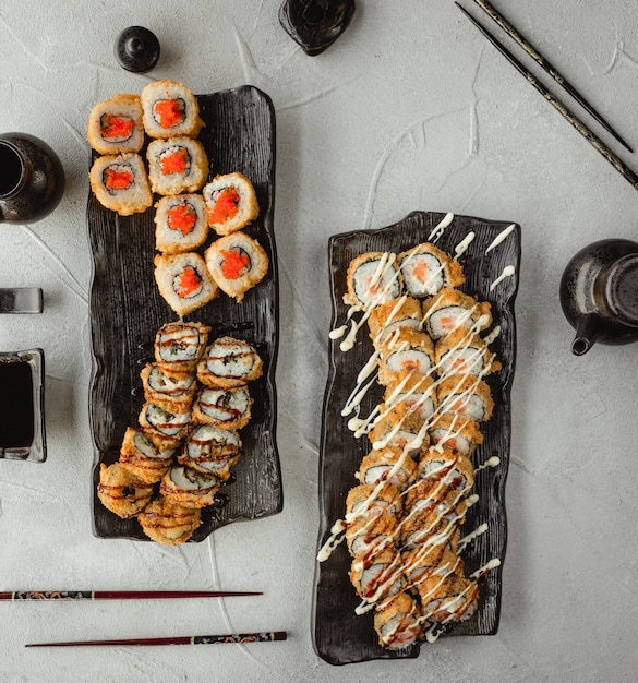 Conjunto de varias vistas superiores de sushi
