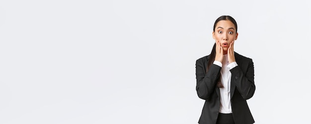 Conmocionada y asombrada, una mujer de negocios asiática escucha grandes noticias