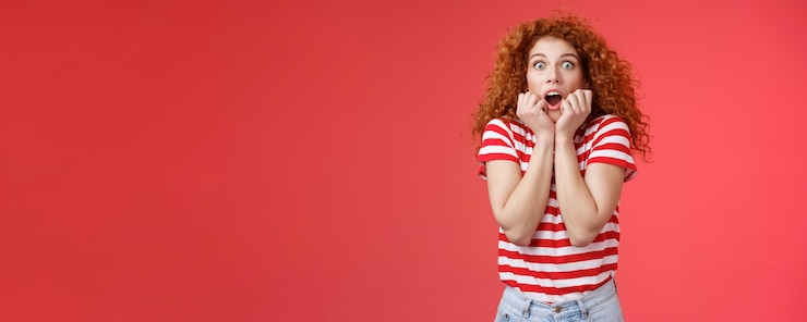 Foto gratuito conmocionado asustado emboscado pelirroja curlyhaired linda novia insegura jadeando gota mandíbula grito frighte
