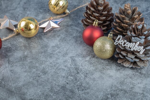 Cono de árbol de Navidad con diciembre escrito en él y figuras brillantes alrededor