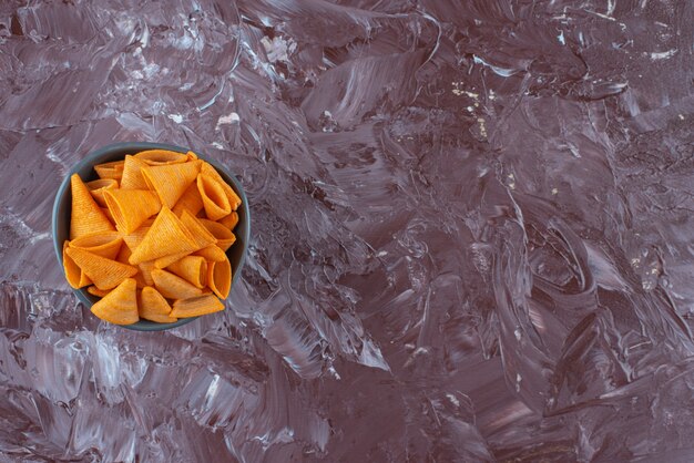 Cono de chips en un bol de mármol.