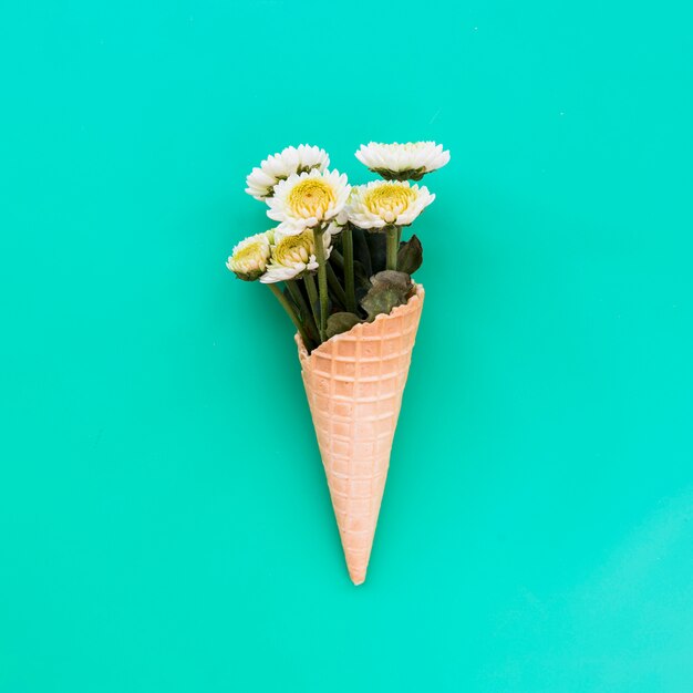 Cono de galleta con ramo de flores frescas