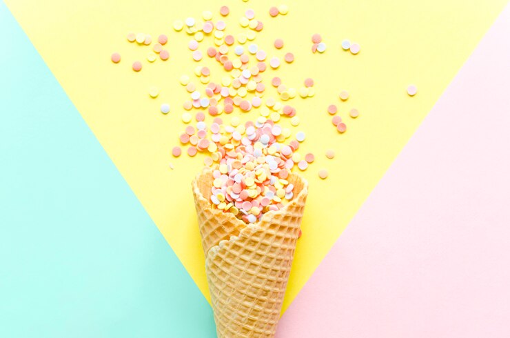 Foto gratuito cono de gofres con azúcar de colores espolvoreado