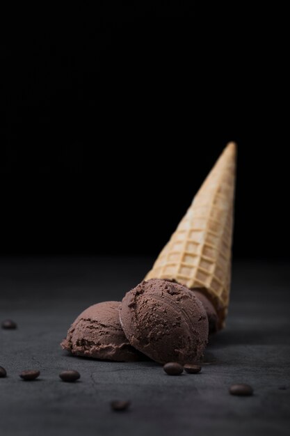 Cono con helado de chocolate en la mesa